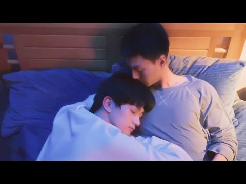 Видео: он и мальчик живут вместе, они близки друг к другу и чувствуют тепло друг друга.