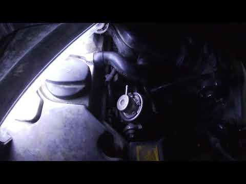Видео: Как снять регулятор давления топлива двигатель М111 Мерседес w124