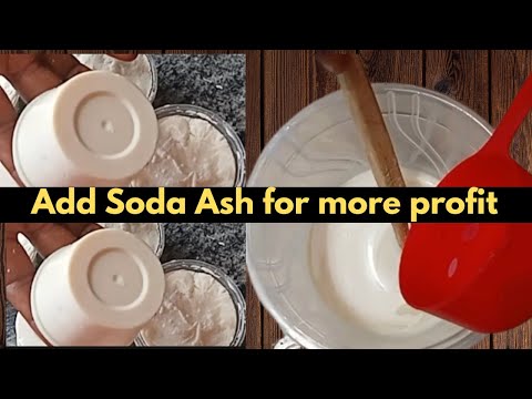 Видео: Как добавить кальцинированную соду в мыло для стирки и стирки для получения обильной пены и макси...