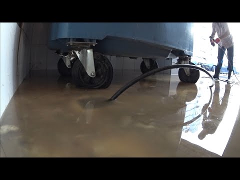 Видео: Устранение засора канализации в многоквартирном доме.