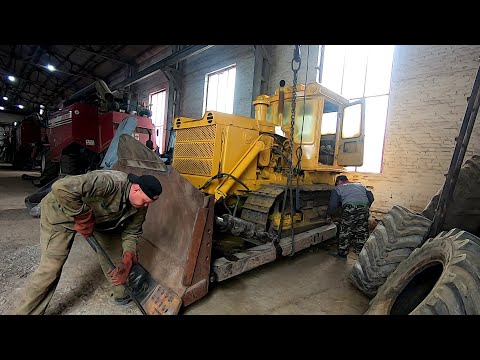 Видео: Ставим отвал на Т 130 Ох и намучались!!!