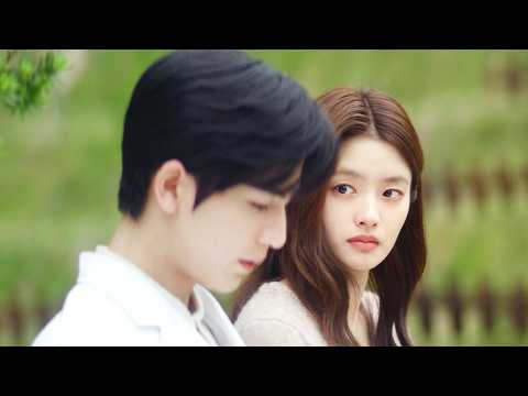 Видео: Красивый доктор пощупал ее пульс, но он крепко схватил ее за руку, и она двинулась