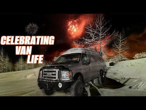 Видео: Зимняя жизнь в фургоне: кемпинг под северным сиянием, фейерверки, обогреватель Espar