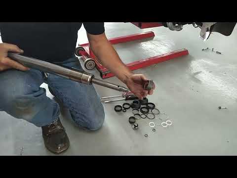 Видео: Как перебрать переднюю вилку на Harley Davidson Heritage.