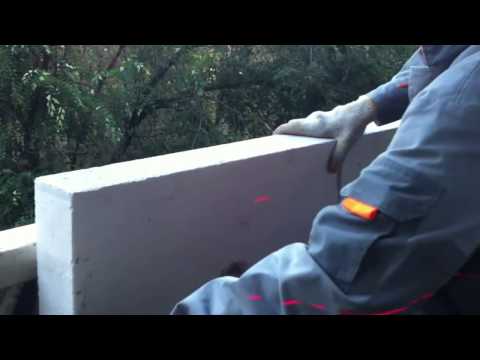 Видео: Кладка из пеноблоков на лоджии. Перед остеклением и отделкой.