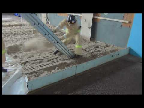 Видео: Установка и подъём по выдвижной трехколенной лестнице