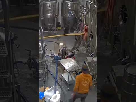 Видео: Рабочего сбило с ног струей пива #shorts