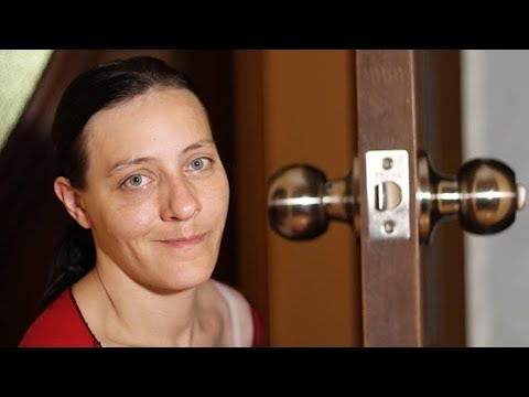 Видео: Как снять дверную ручку и поставить новую (КРУПНЫМ ПЛАНОМ)