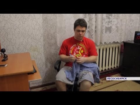 Видео: Незрячий парень из Лесосибирска вяжет сам и помогает научиться другим через интернет