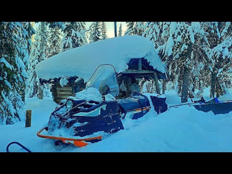 Видео: Два дня в тайге! Завезли печь в избу, готовимся к рыбалке, бьем дорогу до рыбных мест!)