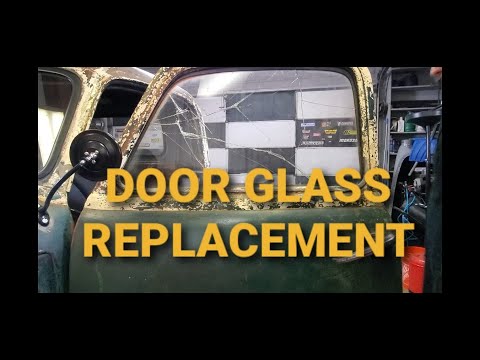 Видео: Замена дверного стекла, защелки и ручки на Chevrolet 3100 1949 года