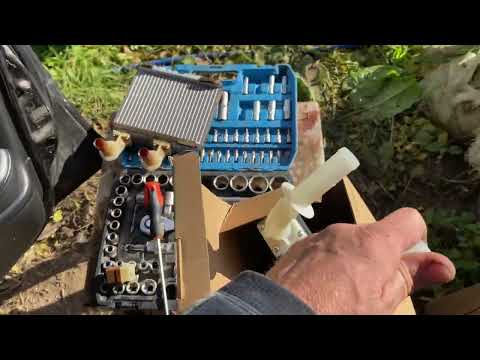 Видео: Заміна радіатора пічки Нісан Максіма A33. Nissan Maxima