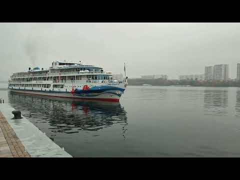 Видео: Громкое, достойное и мелодичное отправление теплохода "Две Столицы" из Москвы/СРВ/07.10.2025/Туман/