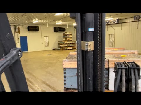 Видео: Начинаем конец сезона, перемещая пчел в охлаждаемый сарай