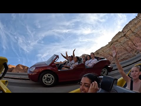 Видео: Universal Studio Disneyland, Anaheim. "CARS" rollercoaster. Диснейленд Студио, аттракцион "ТАЧКИ"