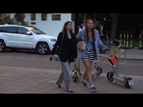Видео: Москва. Девушки прогуливаются по улице и дают интервью