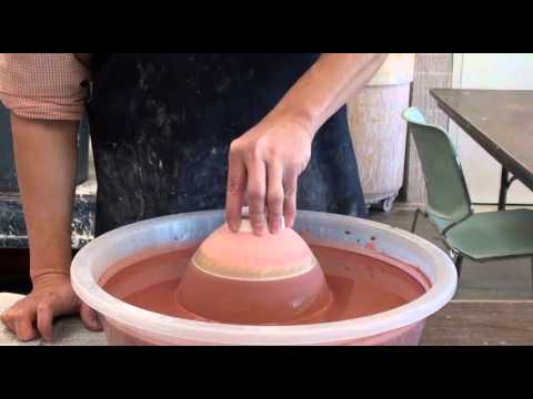 Видео: 170. Глазурование чаш с текстурой «дрожа» с использованием подглазурной краски и воскового резист...