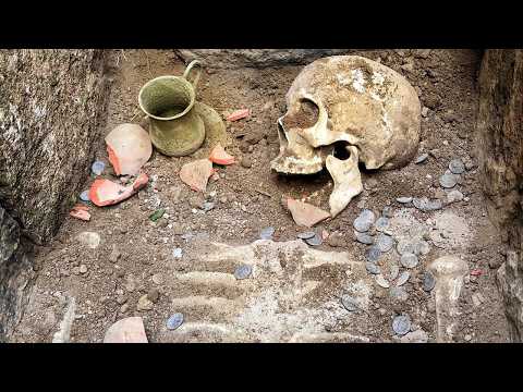 Видео: Мы нашли саркофаг с помощью металлоискателя. [Странный поиск сокровищ с помощью металлоискателя]