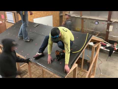 Видео: Как установить черепицу на крышу