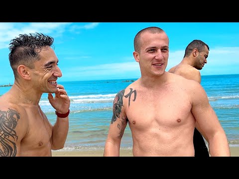 Видео: СПАСИТЕЛИ НА ПЛАЖА В ИТАЛИЯ