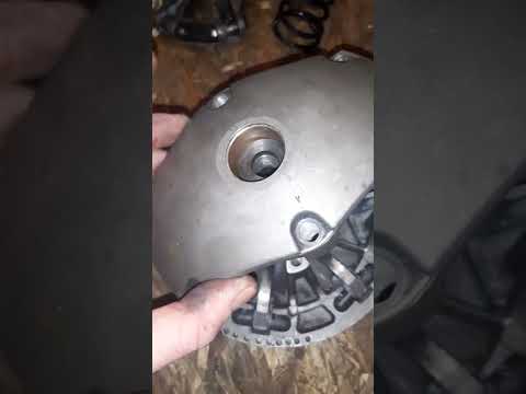 Видео: Замена втулок вариаторов Тайга