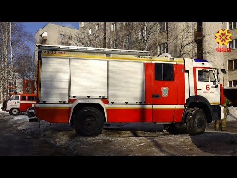 Видео: Спасатели эвакуировали 12 человек во время пожара в многоэтажном доме в городе Чебоксары