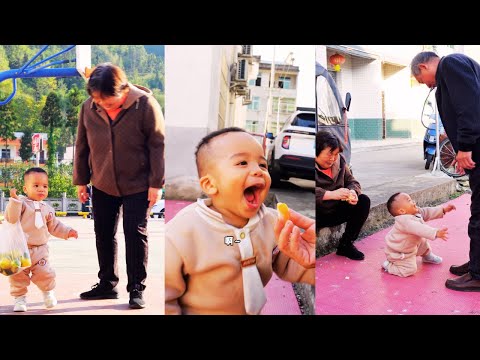 Видео: Кайкай стал маленьким помощником бабушки, помогая ей носить фрукты! 😆