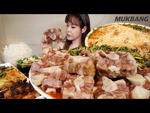 Видео: титр) Braised Beef Tail Kimchi Noodles Soju seasoned chives hot peppers REAL SOUND ASMR MUKBANG