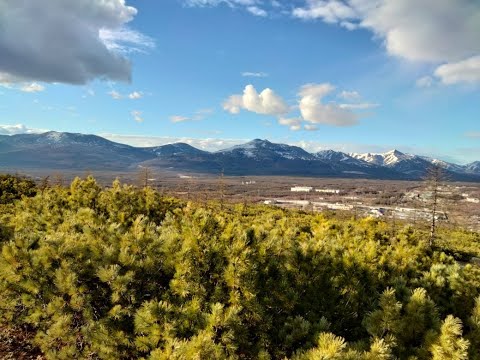 Видео: Путешествие Колыма поселок Уптар природа снежные сопки природа оживает!