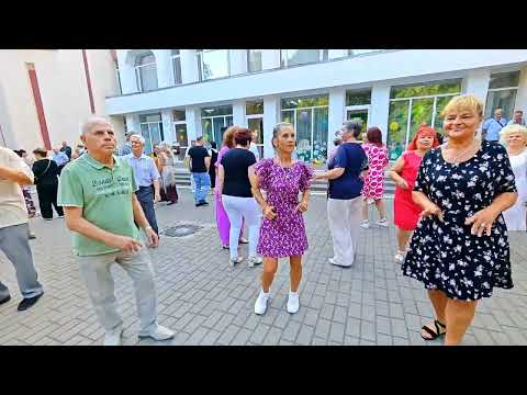 Видео: 16.08.25г... "Про Осень"... В. Могилатов... звучит на Танцполе в Гомельском парке... 
