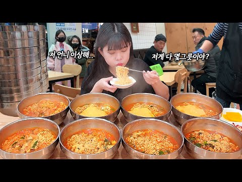 Видео: Я ел рамен в закусочной, и все пришли посмотреть 😅 MUKBANG!