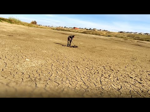 Видео: Поиск с металлоискателем по дну пересохшего озера. Результат интересный.