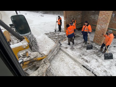 Видео: Уборка снега на Автогрейдере. Почистил остановки. Пьяный водитель улетел в обочину!