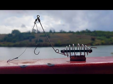 Видео: Ловля огромных карасей на самоподсекающую кормушку