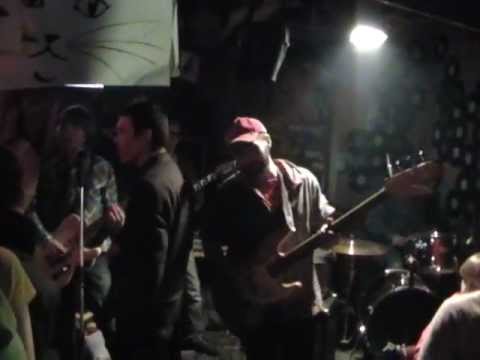 Видео: НеВесёлая Альтернатива - бар Шёпот крыш 29.12.2012