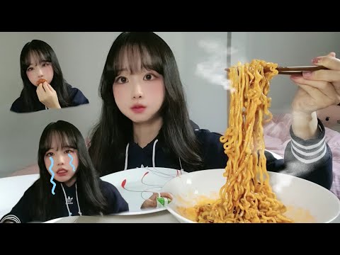 Видео: (Sub) Скромная Мён | Слабак ест острую лапшу Бульдак🍜