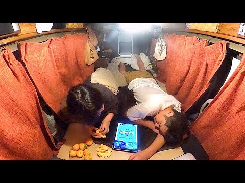 Видео: Автомобильный кемпинг в маленькой и узкой машине.
