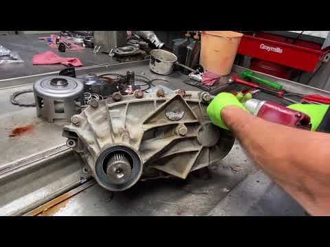 Видео: Раздаточная коробка GM 246, возможно, нуждается в разборке... Кто-нибудь пробовал Natures Loctite...