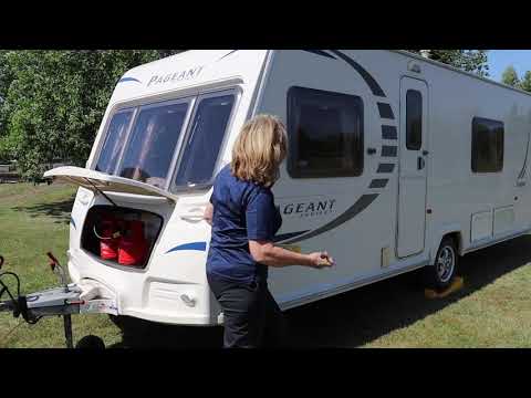 Видео: Прибытие на место — выравнивание, отцепка и установка внешней части каравана.