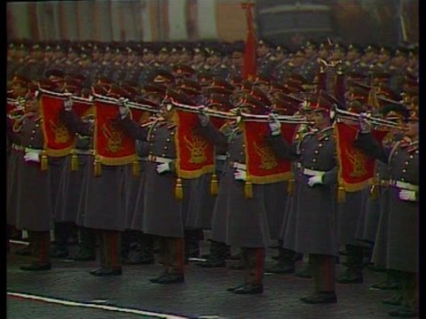 Видео: HD Soviet October Revolution Parade, 1975 Парад 7 Ноября