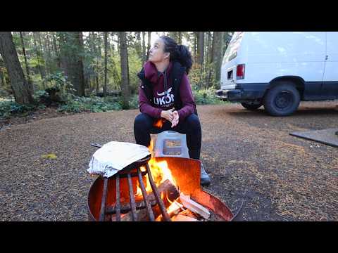 Видео: Уютный осенний кемпинг Vanlife на побережье Тихого океана