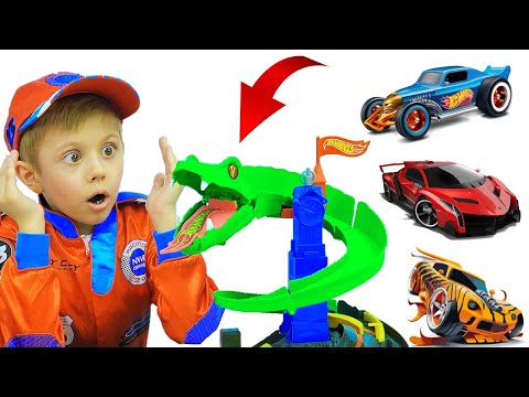 Видео: Машинки против МОНСТРОВ! Даник играет в машинки HOT WHEELS
