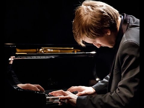 Видео: Взлёт в рабочем режиме: пианист Дмитрий Маслеев