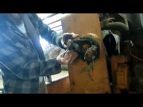 Видео: Двигатель бульдозера Case 450 находится на земле!