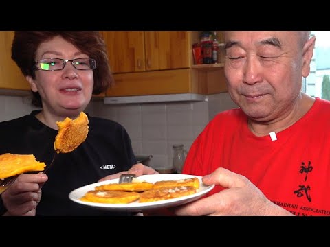 Видео: ДЁШЕВО и ВКУСНО! Золотые оладьи из тыквы 摊金饼 - Му Юйчунь