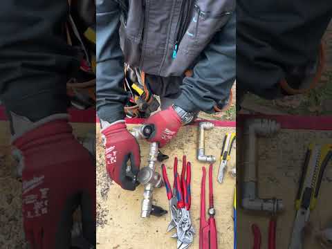 Видео: Что нужно сантехнику в первую очередь. Как стать сантехником?