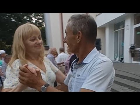 Видео: 04.08.24г. А ЛЕТО ЦВЕТА НЕБА...   Юрий Шатунов, Звучит на танцплощадке в Гомельском парке