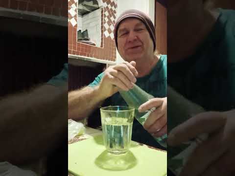 Видео: Пью берёзовый сок на ночь глядя и ем виноград киш миш.