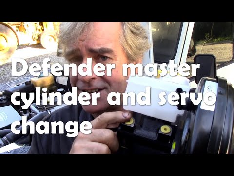 Видео: Замена сильно изношенного главного тормозного цилиндра и сервопривода на Defender