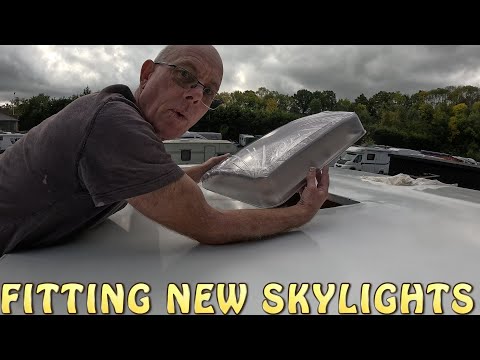 Видео: Установка новых световых люков в мой автодом, пострадавший в аварии